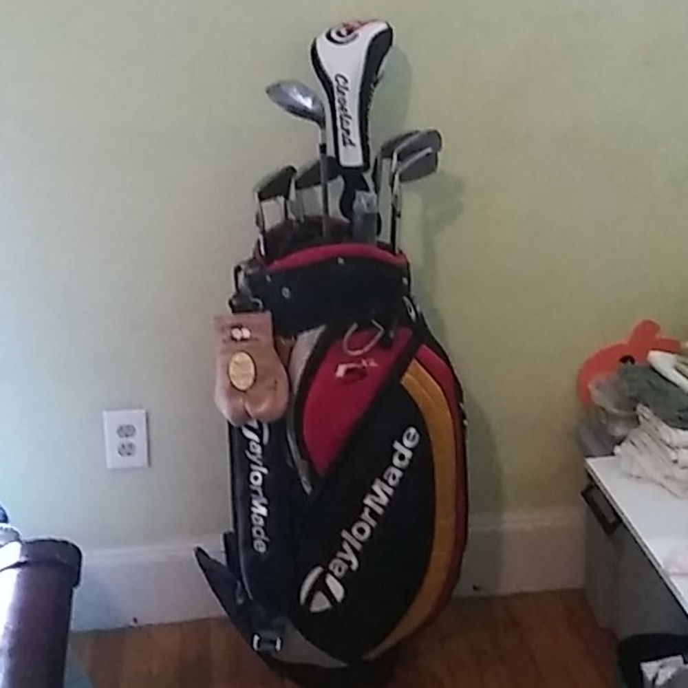 Mens right-handed TaylorMade golf club set&extras
